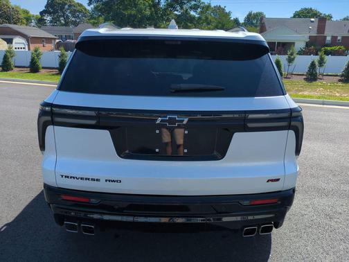Iridescent Pearl Tricoat 2024 Chevrolet Traverse RS
