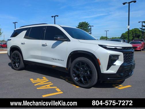 Iridescent Pearl Tricoat 2024 Chevrolet Traverse RS
