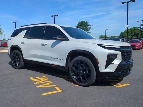 Iridescent Pearl Tricoat 2024 Chevrolet Traverse RS