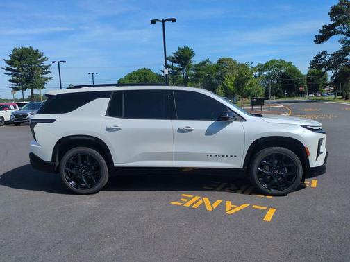 Iridescent Pearl Tricoat 2024 Chevrolet Traverse RS