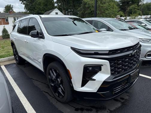 Iridescent Pearl Tricoat 2024 Chevrolet Traverse RS