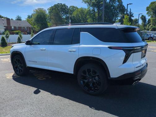 Iridescent Pearl Tricoat 2024 Chevrolet Traverse RS