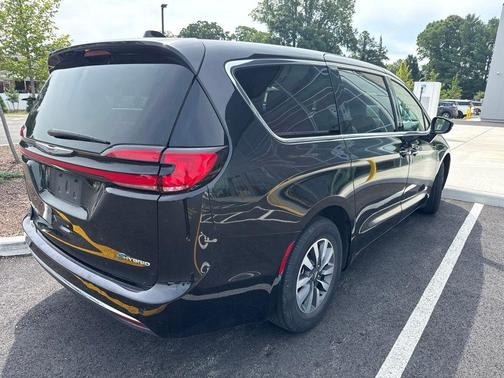 Brilliant Black Crystal Pearlcoat 2023 Chrysler Pacifica Hybrid Touring L