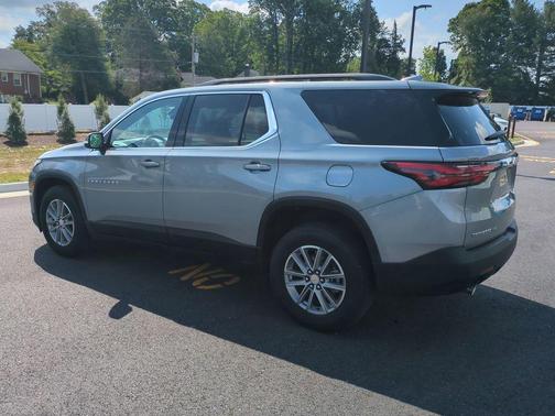 Sterling Gray Metallic 2023 Chevrolet Traverse LT Cloth