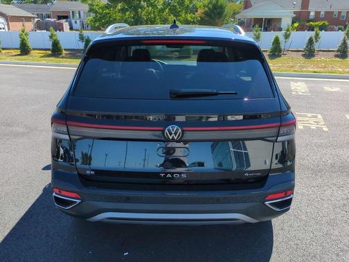Deep Black Pearl 2025 Volkswagen Taos 1.5T SE