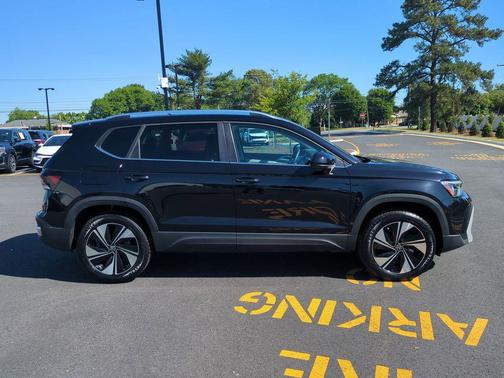 Deep Black Pearl 2025 Volkswagen Taos 1.5T SE