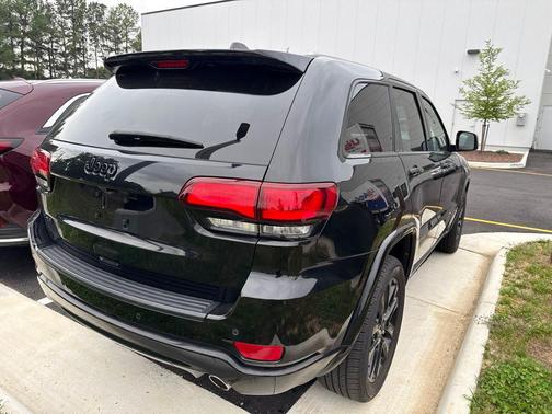 Diamond Black Crystal Pearlcoat 2022 Jeep Grand Cherokee Laredo
