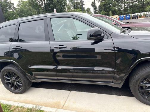 Diamond Black Crystal Pearlcoat 2022 Jeep Grand Cherokee Laredo