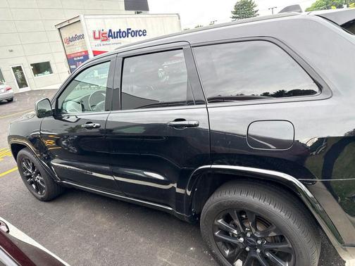 Diamond Black Crystal Pearlcoat 2022 Jeep Grand Cherokee Laredo
