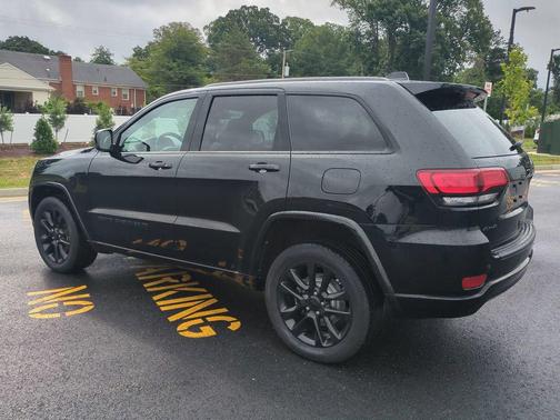 Diamond Black Crystal Pearlcoat 2022 Jeep Grand Cherokee Laredo