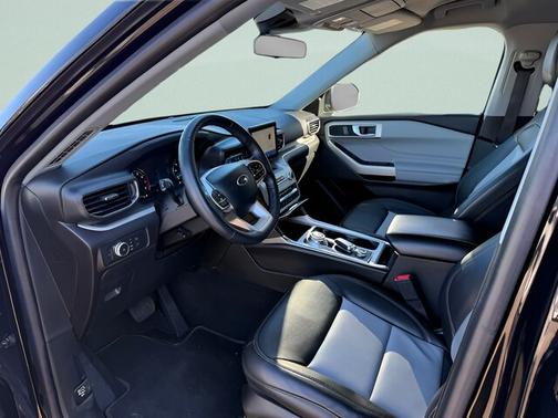 AGATE BLACK METALLIC 2022 Ford Explorer XLT