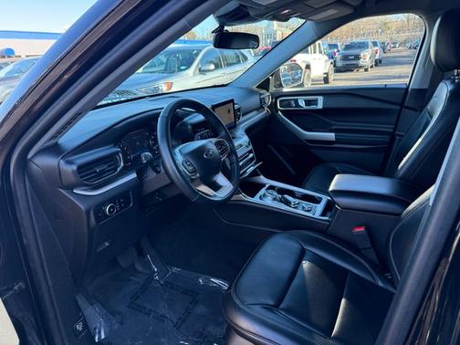 AGATE BLACK METALLIC 2023 Ford Explorer XLT