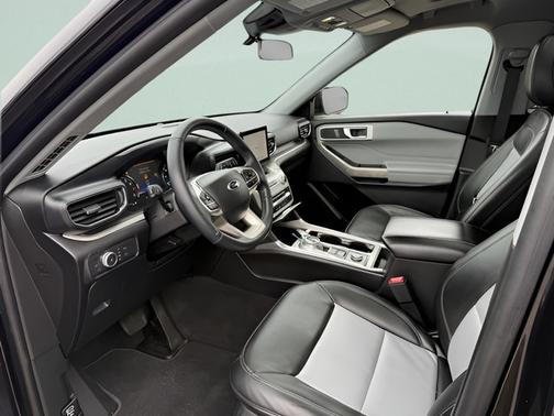 AGATE BLACK METALLIC 2022 Ford Explorer XLT