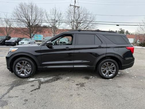 AGATE BLACK METALLIC 2022 Ford Explorer XLT