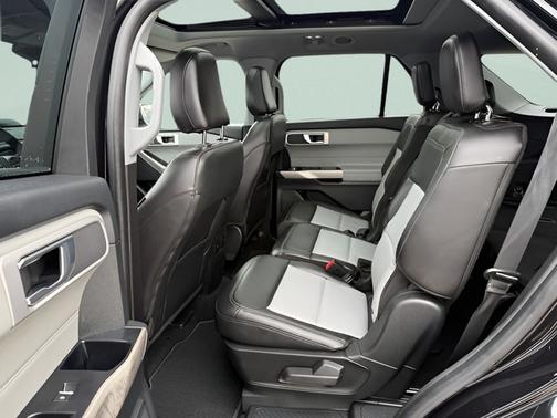AGATE BLACK METALLIC 2022 Ford Explorer XLT