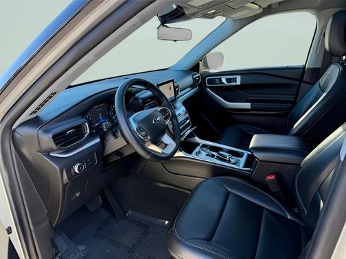 ICONIC SILVER METALLIC 2022 Ford Explorer XLT