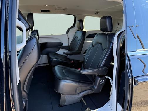 Black 2024 Chrysler Pacifica TOURING L