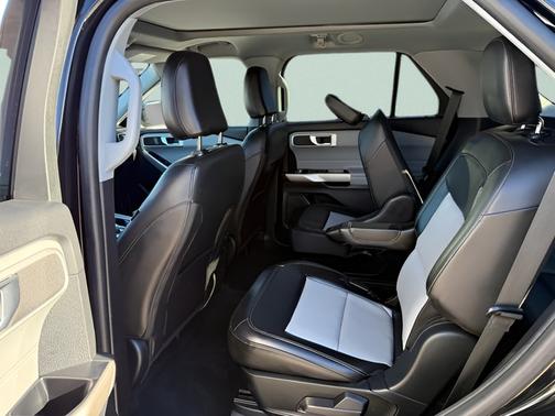 AGATE BLACK METALLIC 2022 Ford Explorer XLT