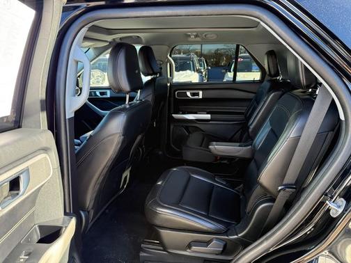 AGATE BLACK METALLIC 2022 Ford Explorer XLT