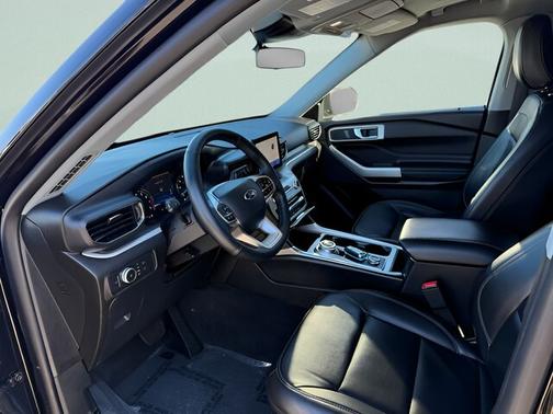 AGATE BLACK METALLIC 2022 Ford Explorer XLT