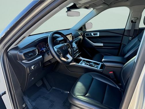 ICONIC SILVER METALLIC 2022 Ford Explorer XLT