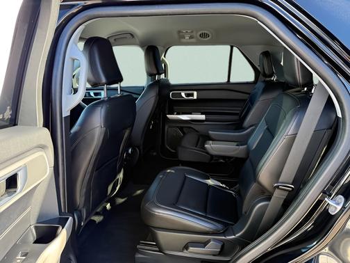AGATE BLACK METALLIC 2022 Ford Explorer XLT