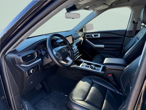 AGATE BLACK METALLIC 2022 Ford Explorer XLT
