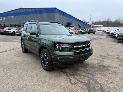 ERUPTION GREEN METALLIC 2024 Ford Bronco Sport OUTER BANKS