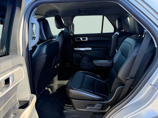 ICONIC SILVER METALLIC 2022 Ford Explorer XLT