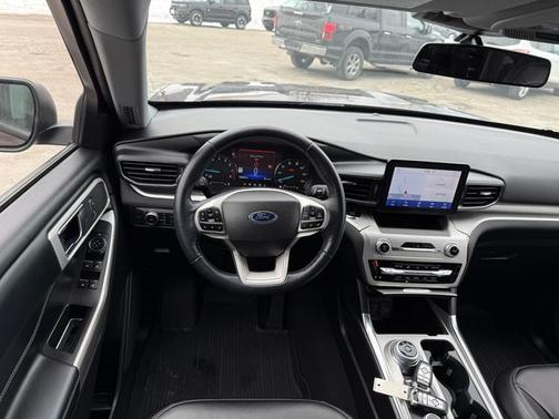 BURGUNDY VELVET MET TINT CC 2022 Ford Explorer XLT