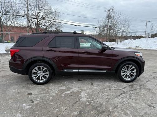 BURGUNDY VELVET MET TINT CC 2022 Ford Explorer XLT