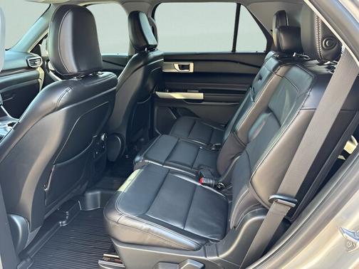ICONIC SILVER METALLIC 2020 Ford Explorer LIMITED