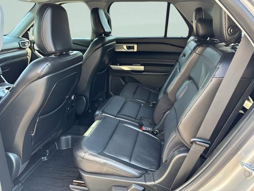 ICONIC SILVER METALLIC 2020 Ford Explorer LIMITED