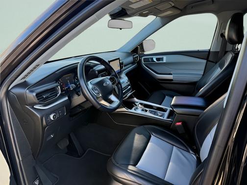 AGATE BLACK METALLIC 2022 Ford Explorer XLT