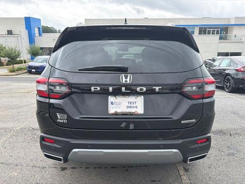 Crystal Black Pearl 2026 Honda Pilot Touring 8-Passenger