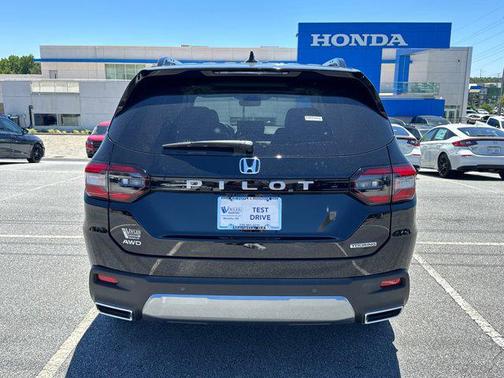 Crystal Black Pearl 2026 Honda Pilot Touring 8-Passenger