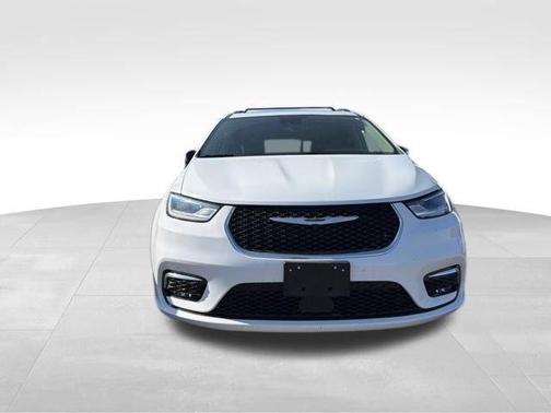 White 2023 Chrysler Pacifica Limited