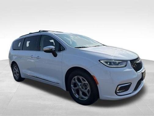 White 2023 Chrysler Pacifica Limited