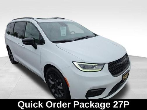 White 2025 Chrysler Pacifica Limited