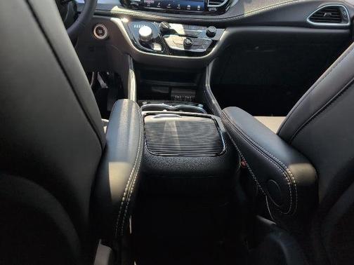2025 Chrysler Pacifica Hybrid Select