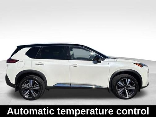 2 Tone White / Black Roof 2023 Nissan Rogue SL