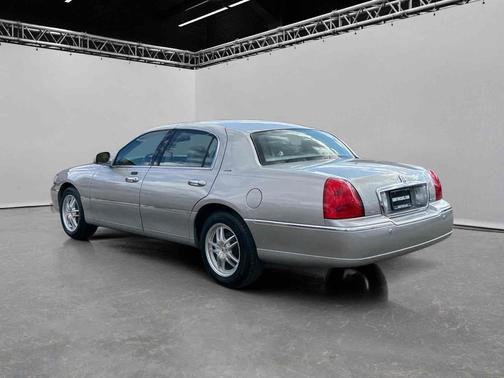 Light Tundra Metallic 2004 Lincoln Town Car 4dr Sdn Ultimate