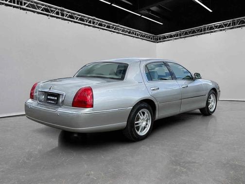 Light Tundra Metallic 2004 Lincoln Town Car 4dr Sdn Ultimate