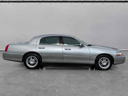 Light Tundra Metallic 2004 Lincoln Town Car 4dr Sdn Ultimate
