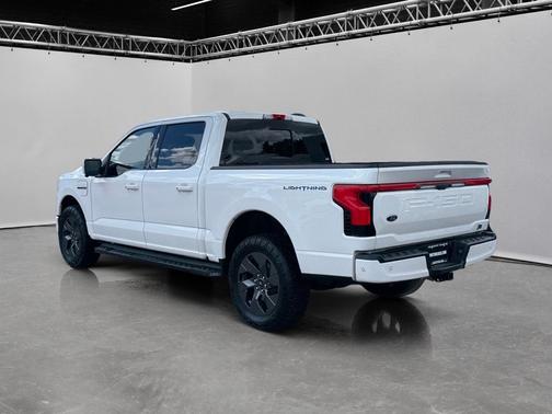 Oxford White 2022 Ford F-150 Lightning LARIAT 4WD SuperCrew 5.5' Box