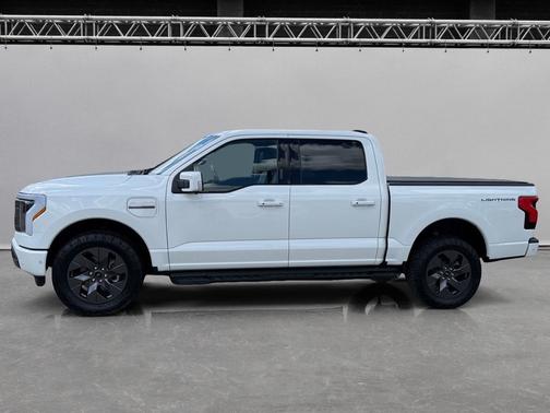 Oxford White 2022 Ford F-150 Lightning LARIAT 4WD SuperCrew 5.5' Box