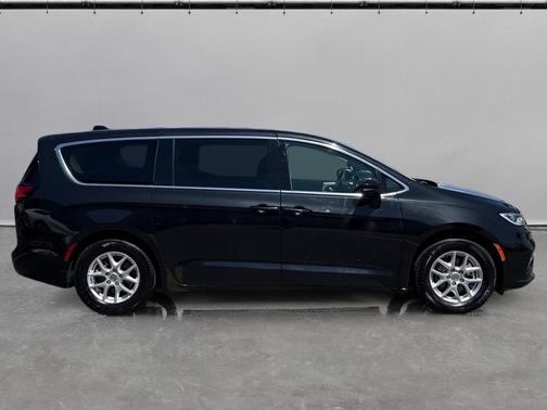 Brilliant Black Crystal Pearlcoat 2023 Chrysler Pacifica Touring L FWD