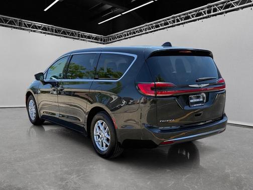Brilliant Black Crystal Pearlcoat 2023 Chrysler Pacifica Touring L FWD