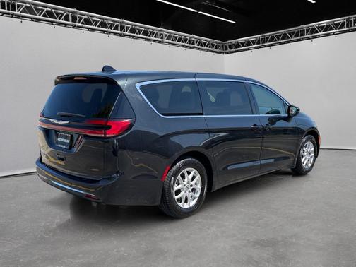 Brilliant Black Crystal Pearlcoat 2023 Chrysler Pacifica Touring L FWD