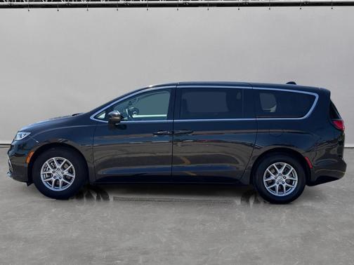 Brilliant Black Crystal Pearlcoat 2023 Chrysler Pacifica Touring L FWD
